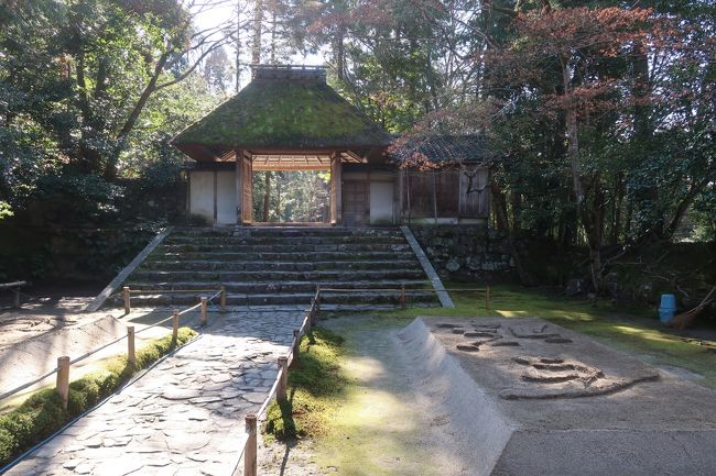京都街歩き3日目<br /><br />今日の予定は、曼殊院~鷺森神社~詩仙堂(拝観)~白川通りを南下して哲学の道へ<br /><br />川縁の小径を若王子まで下りてから鹿ヶ谷通りへ<br /><br />永観堂禅林寺~南禅寺~青蓮院~知恩院<br /><br />ここでいったんコースアウトして、古川町通りへ行き、商店街で昼食<br /><br />再びルートに戻り、円山公園~維新の道~二寧坂・三寧坂<br />夕暮の清水寺の舞台を目指します<br /><br />総歩行距離10~12キロくらい<br /><br />学生時代、何度も何度も歩いた道を辿ってみます