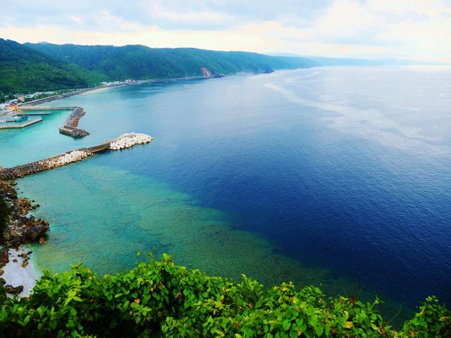 今回の沖縄旅<br />■テーマ<br />ディープな沖縄 -まだ行ったことない場所を巡る旅-<br />■2日目の目標！　<br />　 369 Farm Cafeのインスタ映えかき氷<br />　 古宇利島の絶景を見る！（晴れろー！！）<br />　 笑味の店でまかちくみそーれ！<br />＊ 茅打ちバンタで青い海を堪能<br />＊ 辺戸岬の先に見えるのは？？？<br />＊ 夕食はリピートのお店で！アグーしゃぶしゃぶ みるく恩納<br /><br />■天気・気温（ざっくり）<br />那覇：晴時々曇　気温：最高23.3度、最低14.7度<br />■服装<br />[彼] Tシャツ、長袖シャツ、デニム、カジュアルな革靴<br />[私] ヒートテック、ワンピース、コットンカーディガン、デニム、スニーカー（ブロックテックパーカー持参）<br />※注意※<br />彼：暑いの平気、寒いの大の苦手<br />私：暑いのも寒いのも大の苦手<br /><br />2日目は沖縄本島最北までドライブ！<br />途中、前回曇り空だった古宇利島でリベンジして...<br />沖縄料理を堪能しながら、最北の辺戸岬を目指します(*´ω`*)人(*´ω`*)<br />美ら海水族館が今までの最北<br />まだ行ったことのない場所が盛りだくさん！<br />どんな旅になるのかな～(n´v｀n)<br />＞＞2日目後半、続きは写真で