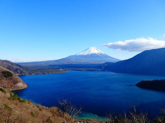 昨年11月末に御坂山塊の黒岳から王岳を縦走しましたが、今回はその続きで王岳から本栖湖まで縦走してみました。今回も天候に恵まれて富士山が絶景。<br />その2日後には伊豆半島で伊豆三山(城山・葛城山・発端丈山)と沼津アルプスを縦走したので、全く別の山旅ではありますが併せて掲載します。<br /><br /><御坂山塊の行程><br />河口湖駅9:10→西湖いやしの里9:50(富士急バス)<br />西湖いやしの里バス停9:53-10:56王岳11:02-12:12五湖山-12:55三方分山13:07-14:01パノラマ台14:05-14:38中ノ倉峠14:48-14:58本栖湖畔15:04-15:49本栖湖バス停(徒歩)<br />本栖湖15:53→河口湖駅16:39(富士急バス)<br /><br /><伊豆三山・沼津アルプスの行程><br />三島8:20→大仁8:49(伊豆箱根鉄道)<br />大仁駅8:50-9:08城山登山口-9:35城山9:38-10:26葛城山10:44-11:23発端丈山11:28-11:54三津バス停11:57-12:40多比バス停付近-13:10大平山13:18-13:49鷲頭山13:50-13:54小鷲頭山-14:12志下山14:13-14:39徳倉山14:40-15:02横山-15:34香貫山15:57-16:11香貫山登口-16:33沼津駅(徒歩)