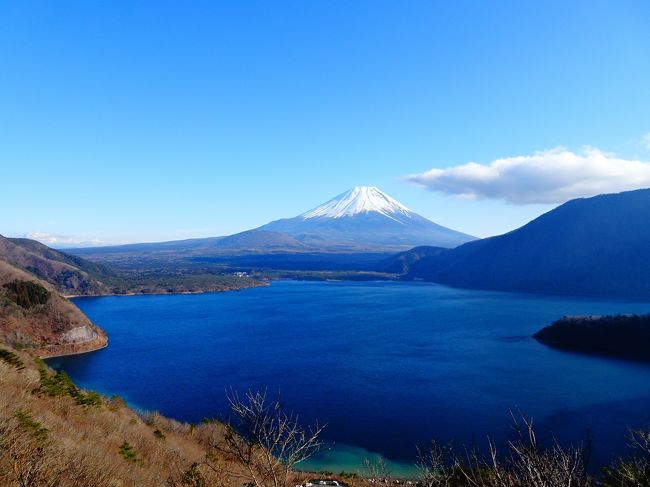 昨年11月末に御坂山塊の黒岳から王岳を縦走しましたが、今回はその続きで王岳から本栖湖まで縦走してみました。今回も天候に恵まれて富士山が絶景。<br />その2日後には伊豆半島で伊豆三山（城山・葛城山・発端丈山）と沼津アルプスを縦走したので、全く別の山旅ではありますが併せて掲載します。<br /><br />＜御坂山塊の行程＞<br />河口湖駅9:10→西湖いやしの里9:50（富士急バス）<br />西湖いやしの里バス停9:53-10:56王岳11:02-12:12五湖山-12:55三方分山13:07-14:01パノラマ台14:05-14:38中ノ倉峠14:48-14:58本栖湖畔15:04-15:49本栖湖バス停（徒歩）<br />本栖湖15:53→河口湖駅16:39（富士急バス）<br /><br />＜伊豆三山・沼津アルプスの行程＞<br />三島8:20→大仁8:49（伊豆箱根鉄道）<br />大仁駅8:50-9:08城山登山口-9:35城山9:38-10:26葛城山10:44-11:23発端丈山11:28-11:54三津バス停11:57-12:40多比バス停付近-13:10大平山13:18-13:49鷲頭山13:50-13:54小鷲頭山-14:12志下山14:13-14:39徳倉山14:40-15:02横山-15:34香貫山15:57-16:11香貫山登口-16:33沼津駅（徒歩）