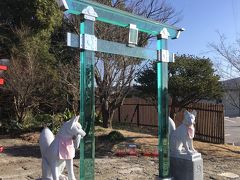 ガラスの鳥居「神徳稲荷神社」