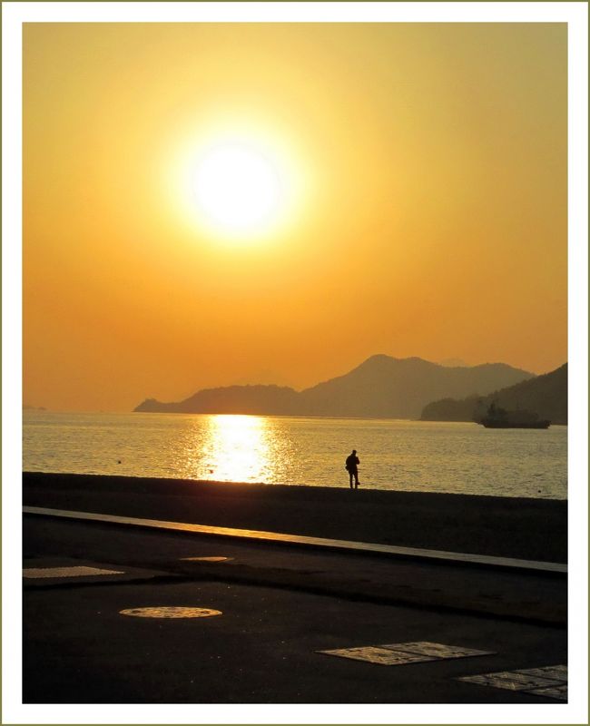 ■瀬戸内に浮かぶ広島県最南端の島「鹿島」まで素晴らしい景色を見ながらドライブ♪＜倉橋島＞広島県呉市<br /><br />【　手記　】<br />　この日（日曜）もお勤めがあり、正月からずっーと休みのない多忙な毎日を過ごしております。世の中３連休のようでしたが、私どもはいつものように３連勤でした。<br />　通勤道路を少し遠回りして30分間ほど梅のお花観賞をしてから出勤。勤務終了後、きれいな海を見たいなって思い倉橋島へ向けて車を走らせてきました。 ※2020.01.24編集<br /><br />▽倉橋島／広島県呉市倉橋町<br />　倉橋町は、かつて広島県安芸郡に存在した町です。町域は呉市南方の瀬戸内海に浮かぶ倉橋島の中～南部を占めており、広島県最南端の町でもあります。<br />　2005年3月20日に安芸郡の音戸・蒲刈両町及び豊田郡の豊浜・安浦・豊各町とともに呉市に編入されて消滅しました。<br />　倉橋島は、古来長門島と呼ばれ、広島県の島々の中の最南端に位置し，愛媛県の津和地島、山口県の周防大島の島々に接しています。<br />　古来から造船，海運の盛んな島として，また島の入江が良港として早くから栄えてきました。<br />　山が海に迫っているため平地部が少なく、湾曲した海岸線沿いに集落が点在しています。<br /><br />▽鹿島／広島県呉市倉橋町<br />　倉橋町の最南端に位置する鹿老渡（かろうと）から峠道を上るとる鹿島大橋がみえてきます。鹿島は2.64平方キロメートルほどの小さな島で人口は400人ほどです。主な産業は、農業、漁業、民宿業などです。