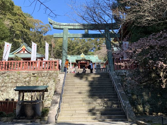 前から１度行っておきたかった徳川家康の亡骸が埋葬された久能山。２代将軍秀忠によって、当時最高の建築技術や芸術を結集して建てられた最初の東照宮は見事でした。