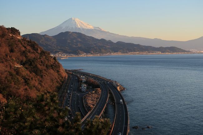 前回、富士山が綺麗に撮れなかったので、再度さった峠へ。<br />ここは歌川広重が絵画を描いた場所でもあり絶景の名所なので<br />富士山が綺麗に見えるときに何度も行きたいところです。<br />由比からは特に道幅が狭いみたいなので興津側から行きましたが、<br />車一台しか通れないところもあり狭いです。<br />平日の朝に行ったので、いきちがう車もなく良かったです。<br />景色のいいところなので、いつものように同じ画像を何枚も撮って<br />きました。<br />数台とめられる無料駐車場がありす。<br />平日でないと、とめられないのでないかと思います。