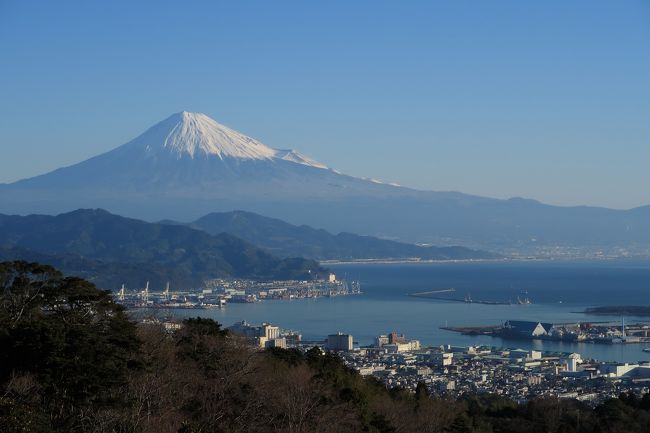 前回、富士山が綺麗に撮れなかったので再度日本平夢テラスへ。<br />夢テラスは入館料は無料ですが朝早かったのでまだ開いてませんでしたが、<br />展望台は建物の周りを一周できるように回廊になっており、360度の眺めが見えます。いつものように同じ写真を撮りまくってきました。<br />駐車場は無料でした。