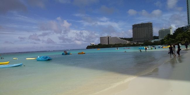 旅の二日目は　日本で予約していた「わがまま気ままツアー」<br /><br />行きたい場所、やってみたいことをリクエストしてプランを組んでいただくツアー。三世代で旅行となるとそれぞれがやりたいことや体験したいことが違うので、この日までは一緒の行動をとることにし、<br /><br />ジムさんという日本語ペラペラのガイドさんと共に出発！<br /><br />①「グアムに来たぞー「」という場所で家族写真を撮る→家族全員の希望<br /><br />②　海の中にあるという海中展望塔へ行く→孫たちの希望<br /><br />②グアムのジャングルや滝を見たい→ジジババの希望<br /><br />③戦争の終結を知らずに、ジャングルで28年もの長い間隠れ過ごした横井庄一さんのいた場所を訪ねたい→ジジババの希望<br /><br />④お昼にはおいしい「ポキ」（マグロ丼）を食べたい→娘の希望<br /><br />⑤スーパーで今夜のビールやジュースを買いたい→家族全員の希望<br /><br />⑥海を眺めながらお昼を食べたい→家族全員の希望<br /><br />⑦シュノーケル体験をしたい<br /><br />と7つのリクエストを全て叶えていただき満足の一日！！<br /><br />シュノーケル体験は次回の日記に持ち越し・・<br />