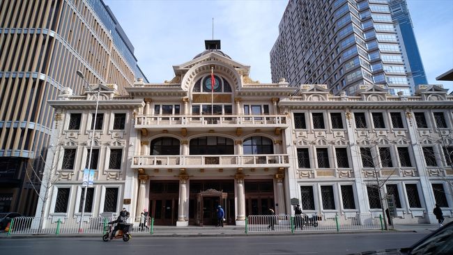 大連港から中山広場(旧ニコラエフ広場、大広場)へ散策します。風が強くて寒かったです。体感‐5度くらいでしょうか?<br /><br />建物の歴史をネットで検索しながら楽しめました。<br /><br />大連への旅行はまるで日本の歴史と向き合うようでした。