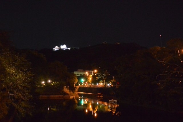 2018年6月しまなみ海道ドライブ旅はしまなみ海道に行ってみたいという<br />両親を連れての親孝行旅でした。<br /><br />1日目その4<br />☆松山で魚介三昧の夕食<br />☆夜の松山市内をぶらぶら散策