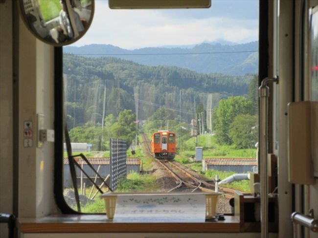 貸し自転車で角館の武家屋敷を見学した後は角館駅へ戻り、秋田内陸縦貫鉄道で鷹巣駅へ向かいました。秋田内陸縦貫鉄道は角館と鷹巣を結ぶ第三セクター運営の鉄道で、全長は94kmとのことです。この間に駅は29あるそうですから、ほぼ3km毎に駅があることになります。しかも途中には十二段トンネルという全長5.7kmに及ぶトンネルがあるため、実際の駅間の距離はもっと短そうです。今でも結構秘境感が漂う場所ですが、こんな山間部に鉄道が敷かれたのは、日本有数の銅山である阿仁銅山があったからだそうです。現在では自然の中を走る観光鉄道として人気が高まっています。特に秋の紅葉はお勧めのとか。次回は是非秋に来てみたいものです。