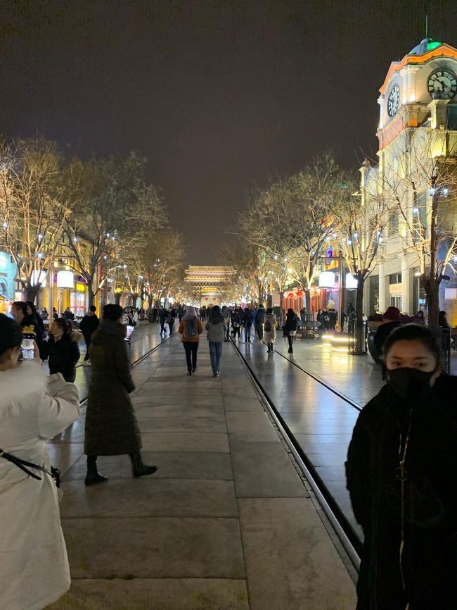 北京の遺産などがずっとみたかったもの、中国への旅行は何かと躊躇してたのですが、<br />相方の知り合いからの誘いで北京旅行決定しました!<br /><br />個人手配による、格安中国東方航空利用し、立地よいホテルを選びました<br />。<br />国で環境汚染問題を深刻に考えてるので、工場だけでなく排気ガスや屋台などの木炭、色々規制が強化されてるようで、<br />想像よりはるかに町は綺麗な設備に進んでて、空気もスモッグ出て汚いと思ってましたが、写真の通り奇麗な青空で問題なくすごせました。<br /><br />現地の方も大体は人当りよく中国の印象が変わりました。<br />そして中国はQRコードなどのスマホ決済の普及がすごく進んでました。<br /><br />12月の極寒は覚悟してたのですが昼間は思ったほど寒くはなかったのですが、夜はさすがに底冷えする寒さでした。<br /><br />あと北京繁華街でコンビニが少なくびっくりしました。<br /><br />決済とネットは出発前心配してましたが、<br />支払いはクレカとアリペイ(QRコード決済)と現金、ネットはVPN付きWi-Fiで問題なく過ごせました。<br />※アリペイは現在、外国人でもクレカとパスポートで簡単に登録でき使用できるようになりました。<br /><br />中国、出国での保安検査はチェック厳しかったです。<br /><br />☆★大まかな日程★☆<br />1日目:自宅→MU744中国東方航空にて 中部国際空港セントレア発→北京首都国際空港到着<br /> →天安門広場→景山公園→王府井大街→全聚徳<br />2日目:万里の長城→天壇公園→前門大街→三里屯<br />3日目:北京動物園→秀水街→MU743中国東方航空にて 中部国際空港セントレア着→自宅<br /><br />旅行費用2人分:14万円位(約航空チケット6万+ホテル2万+現金3万+クレカ・アリペイ3万円免税タバコ代含)<br />今回は知人にご飯おごって頂いた事や、中国って事で私物はほとんど購入しなく、<br />お土産くらいでしたので小遣いはあまり使わなかったです。<br />