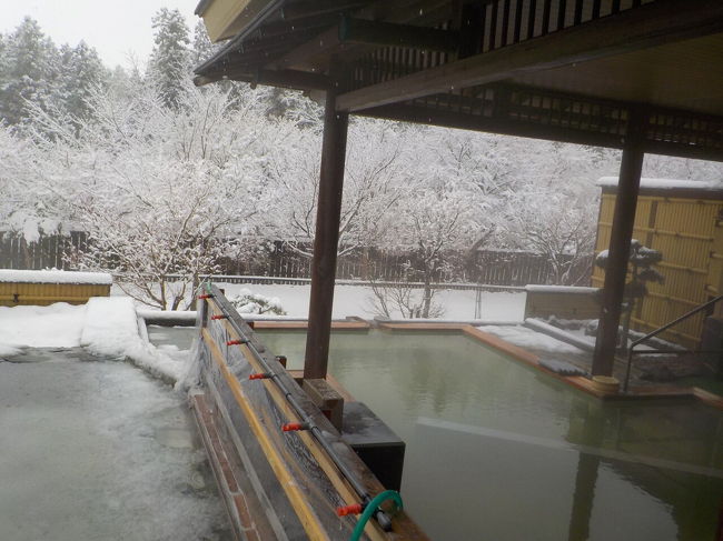 今回は、福島県猪苗代にある、静楓亭に泊まるのが目的です。<br />静楓亭は、全１１室で、すべてのお部屋が同じつくりで、全露天風呂付客室。<br /><br />とにかく部屋も露天風呂も広いし、部屋食なんで、滞在中、一歩も部屋から出る事なく過ごしてしまいました。あっ、大浴場がないんです、このお宿。<br />とにかく、最上級のリラックスができるお宿で、最高の温泉旅を満喫出来ました！<br /><br />宿泊した翌朝には、待望の雪も積もってくれて、新雪の雪見風呂も満喫♪<br /><br />一応、行きには会津若松鶴ヶ城をちょっとだけ見学。<br />帰りには郡山駅で福島名物のランチを食べて来ました。<br /><br />何もしない贅沢旅の旅行記です（笑）<br />