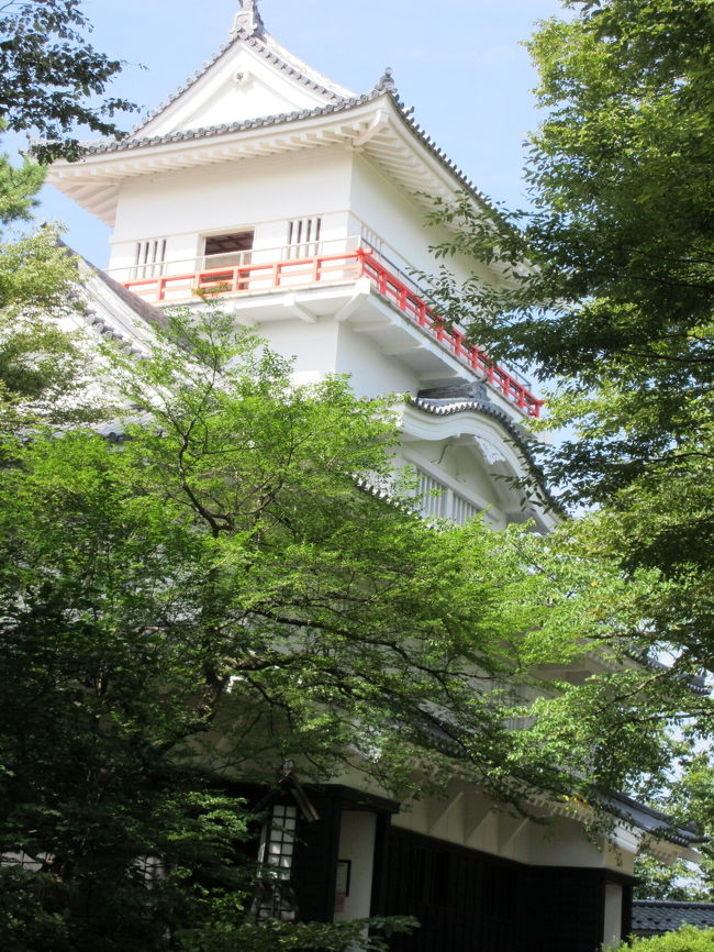 久保田城は秋田駅から徒歩10分ほどで行ける、秋田市の中心地にあるお城で、日本100名城に選ばれています。よく秋田城と間違われますが、秋田城は久保田城の北西にある古代の城柵です。現在の久保田城の基となった石垣やお堀の基礎は江戸時代に作られたそうで、久保田城址一帯は千秋公園と呼ばれる公園になっています。千秋公園は桜の名所100選にも選ばれており、4月のお花見シーズンには大勢の花見客で賑わいます。この久保田城址の一角にあるのが佐竹資料館で、イベント準備のため8月まで閉まっていましたが、9月になってオープンしました。佐竹資料館は久保田城の当主であった佐竹氏に因んだ品々を中心に展示する秋田市営の資料館で、入館料100円という格安な資料館です。
