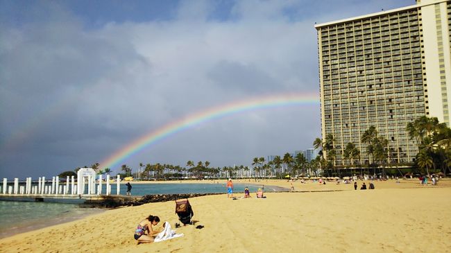 ALOHA～<br />２０数年前からハワイに行っていますが、お正月に行くのは初めて。<br />最近の冬のハワイは、以前より雨が多いと聞いていましたが、朝夕によく振ってました。おかげで、毎日レインボーが見えました～。<br />メンバーは、私の母(70代)、子供(10才男の子)、私の3人です。<br /><br />さて、1月1日のPM9:30成田発、AM9:20ダニエル K イノウエ空港に到着。<br />今回のホテルは、チェックインが15:00。時間があるのでロバーツハワイのエアポートシャトルを予約。このシャトルは、アラモアナで下車、スーツケースを預かってくれて、チェックインの時間に合わせてホテルに送ってくれる、とあったので初めて利用してみました。<br />手ぶらでアラモアナセンター内を動けるので楽チンでしたが、さすがに70代の母にはすぐに横になれなくて疲れの色が。<br />なので、白木屋ジャパンビレッジで、早めのランチと子供のレゴストアでのお買い物、明日の朝食を買うだけにしておきました。<br /><br />15時発のシャトルでホテルへ。<br />今回のバケレンは、イリカイホテル16階。事前に連絡のあった暗証番号でお部屋に入ります。<br />荷物を整理してシャワーを浴び、、、ところが！シャワーの排水が悪く、どんどん溜まる！<br />急いで管理会社にメールするも、今日は、元旦。しかも、5時前。当然、返信もなく。。。<br />(翌日に続く)