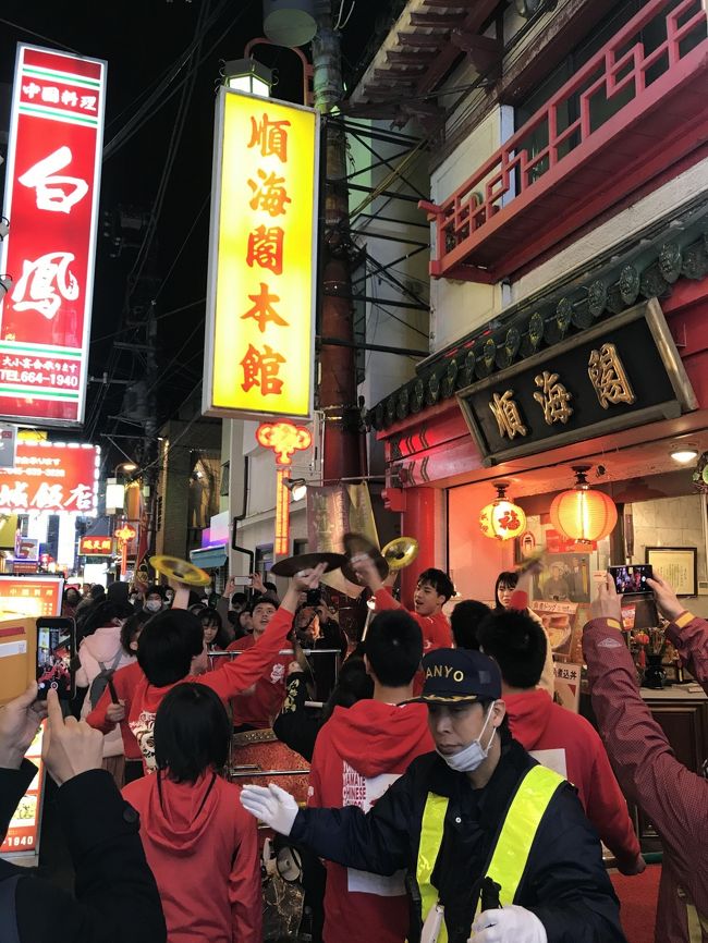 土曜の午後、旧正月の春節、お正月元旦の横浜中華街へ<br />今日は東横線で元町中華街から<br />さすがに春節の土曜日とあってホームから大賑わいだ<br /><br />毎年元旦恒例の採青（つぁいちん）という獅子舞がある<br />黄色や赤色などの獅子が商売繁盛を願って店１軒づつ回る<br />獅子は店で用意した赤い祝儀袋も目指して店内を隈なく演舞う<br />最後に店頭高々にぶら下げられた祝儀袋を咥えると、爆竹が凄い音を立てて爆発して終了<br />これを５頭獅子がエリアを分けて店を回る<br />１５時スタート、２０時ぐらいまであちこちで爆竹が鳴り響く<br />今日だけは圧倒的に日本人の中華街、ちょっと飲食い道楽して楽しい午後のひとときツアー<br /><br />