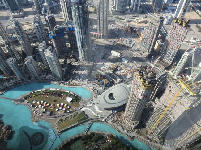 UAE(アラブ首長国連邦)の旅の三日目、最終日は、いよいよ世界一ののっぽビルに上がる。実は私は高い建物にあがるというのは、それほど熱狂的なファンではない。今まで東京タワーとエッフェル塔に上がったくらいだ。後はケルンやフィレンツェの大聖堂の上くらいだろう。台北、上海、クアラルンプール、ニューヨーク、ロンドンなどの高いビルも麓には行ったことがあるが、わざわざ上がっていない。ただ、今回は、ツアーだから、行程通りに参加すると、自動的にドバイのBurju Khalifaにはあがることとなった。勿論、今回は積極的に楽しみにしていた。世界一の高さのビルだからだ。アンテナなどの鉄塔は、今、ドバイで世界一の1000mの塔を計画中だとのこと。<br /><br />Burju Khalifaの実際に登れる高さは452mだそうだ。塔の上までだと828m!452mの高さまでエレベーターでわずか1分で上がれる!残念ながらドバイの最新技術の建築に日本はほとんど関わっていない!!!建築に携わった人たちの紹介展示があったが、国籍と人名がずらーと並ぶ中、一人も日本人はいなかったようだ。<br /><br />ドバイの街中の近代建築にもどうやら日本のかかわりはあまりないようだ。日本製とわかるのは、車だけだ。。。トヨタがやたら目立つ。ドバイ一の大きいドバイ・モ―ルにも日本製品の店はほとんどない!たまたま見たのは100円ショップと無印があったのみ。。(よく探せばあるのかもしれないが)電気製品、時計、カメラなども大きな通りでは見かけない。。。20年以上前だと日本製品はどこにでも溢れていたものだが、このドバイは、この20年間に建設されたものだから、日本の繁栄時代とはかかわりがないのだろう。。悲しい。。それに比べると、ヨーロッパのブランド品のショップは世界中どこにいっても、必ず、高級な商店街なら、昔も今も必ずある。日本にはブランド品が殆どないことを改めて知る。今、海外にあるのは安さで知られる店だけだ。。。<br />唯一売れている車も、高くてレクサス程度までしかない。国内需要を基準にしていては、貿易では絶対に稼げない!(追加;2020年7月20日、UAEの火星探査衛星を、三菱重工のH2Aロケットが無事打上げた!)<br /><br />一枚目はブルジュ・ハリファの124階と125階(425m)で撮影した写真から。(後で知ったのだが、高額のエレベーターで、もっと上にも上れるそうだ。ただ、撮影的には、この高さで充分。他のビルが低すぎる!)