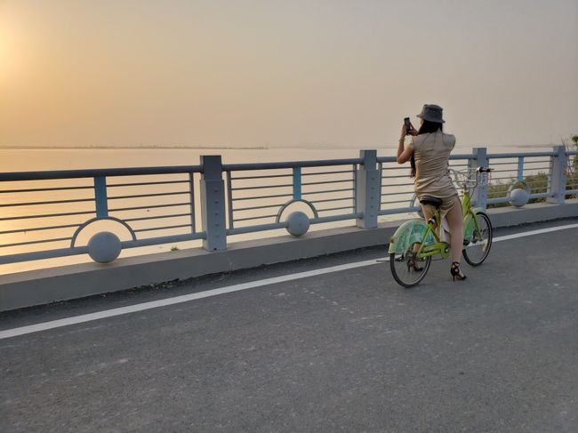 午後、蘇州の友人の車で陽澄湖へ行きました~<br />友人は旗袍とハイヒールのままで自転車に乗って、偉いと思ってます!<br />晩ご飯は全部、陽澄湖產のものです。10月の下旬ってちょうど上海蟹が一番美味しいところで、幸せです!<br />