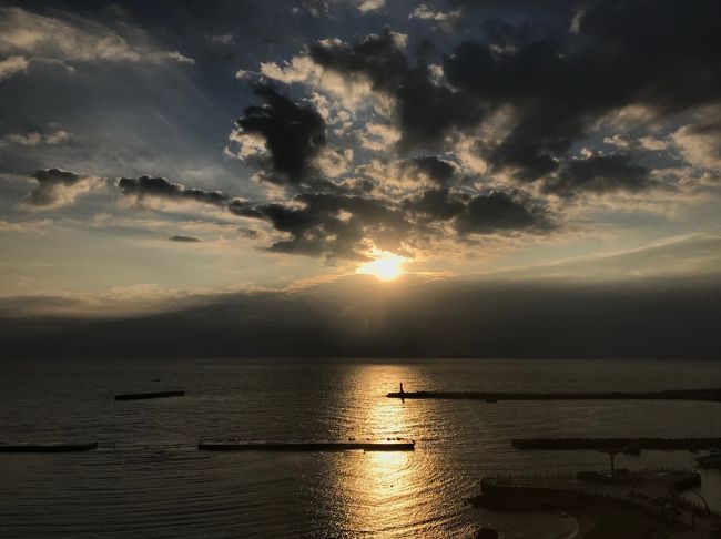 家族で熱海に行ってきました。美味しい料理と海の地平性から昇る日の出が素晴らしいホテルミクラスに宿泊。日本で最も早咲きの熱海桜は8分咲き、梅園は2分咲き。起雲閣は素敵な建築物でした。