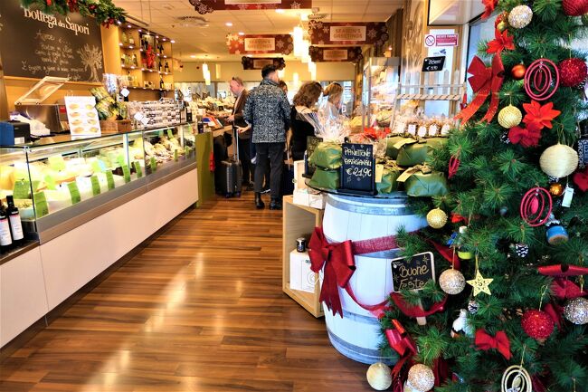 プーリアのクリスマス!2019年12月5日-17日プーリア州に行きました♪クリスマスに彩られた素敵な町、キラキラと輝くクリスマスイルミネーション、可愛い手作りのクリスマスマーケット、美味しい冬のグルメをたっぷりと楽しんできました♪<br /><br />☆Vol.231:第12日目(12月16日)バーリ♪<br />オストゥーニから専用車ベンツで50分ほどバーリ空港に到着。<br />空港内にも各所にクリスマスツリーが置かれている。<br />チェックインしてサルバトーレさんと最後のカフェタイム。<br />2階(日本でいえば3階)のカフェで。<br />サルバトーレさん、世話になってくれてありがとう。<br />温かいクリスマスティーを頂きながら談笑。<br />彼は別の仕事に就く予定でドライバーとしての役目はこれが最後。<br />初めて出会ってから6年。<br />彼と一緒に行った旅行は本当に楽しかった。<br />自分の旅行史ではきら星のように輝く。<br />お茶目で子供のような彼はドライバーではなく本当の旅行者に見えた。<br />なので、友人と旅行という感覚になり、<br />今では大切な友人として友情が結ばれている。<br />時間が来ると彼とハグして別れる。<br />いつか、日本へ来てと彼に約束する。<br />セキュリティチェックを過ぎるまで彼は手を振って別れる。<br />さようなら!<br />最後にショッピングを。<br />レッチェの焼き菓子を買っていく。<br />帰国した日に食べられるのでお土産にいい。<br />そして搭乗時間。<br />エアドロミティ航空に乗り込む。<br />さようなら、プーリア!