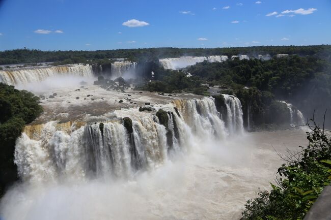 南米旅行　イグアスの滝ラジル編①<br />１０月２日<br />　各地から成田空港集合<br />　成田空港出発～ロサンゼルス国際空港～リマ空港（ホルヘ・チャベス空港）予定<br />　リマ空港へ当日飛行機が飛ばないとのトラブル<br />　ロサンゼルス（シェラトン ゲートウェイ ロサンゼルス ホテル）宿泊<br />１０月３日<br />　ロサンゼルス～リマ空港～ホテル　マリア　アンゴラ宿泊<br />１　ブ０月４日<br />　リマのホテル～世界遺産「リマ歴史地区」観光<br />　リマ（ホルヘ・チャベス空港）～ブラジル（フォス・ド・イグアス）国際空港　<br />１０月５日<br />　イグアスの滝ヘリコプターツアー観光<br />　ブラジル側からイグアスの滝観光<br />　イグアスの滝ボートツアー<br /><br />南米旅行　イグアスの滝　アルゼンチン編・クスコ市内観光②<br />１０月６日<br />　アルゼンチン側からのイグアスの滝観光　<br />１０月７日<br />　クスコ市内観光（太陽神殿・アルマス広場・１2角の石）<br />　サク際サイイワマン城塞跡・アンデスの田舎見学.<br /><br />南米旅行　マチュピチュ観光③<br />１０月８日<br />　高原列車マチュピチュ村～マチュピチュ観光<br />　ウルバンバ・ホテル宿泊<br /><br />南米旅行　博物館見学　ナスカの地上絵④<br />１０月9日<br />　博物館見学<br />１０月１０日<br />　ナスカの地上絵へ向かう<br />　ナスカの地上絵をみる<br />１０月１１日<br />　リマ～ロス～成田<br />１０月１３日<br />　成田～各地へ