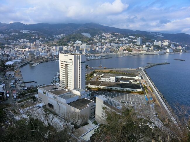 主人と熱海温泉に行ってきました。ちょうど早咲きのあたみ桜が見頃になっていて綺麗でした。温泉もオーシャンビューで良かったです。熱海はアクセスも良く、首都圏から気楽に行ける温泉地で良いですね。<br /><br />(1日目）糸川遊歩道のあたみ桜、熱海城<br />(2日目）アカオハーブ＆ローズガーデン、来宮神社、起雲閣　