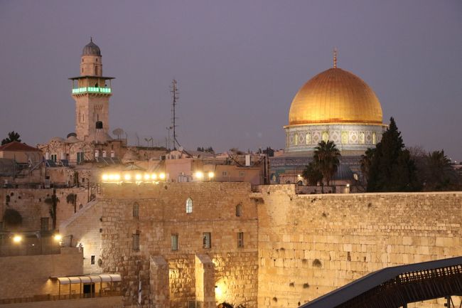 エジプト旅の後、アテネ経由でイスラエルへ。「いつの日かエルサレムの街を歩いてみたい。私は何を感じるだろう?」と何年も思い、今回実現しました。<br />ただイスラエルと言えば、入国の難しさ、治安の不安、様々な制約などがあります。実際に予習や認識が足りず、私は現地で大変困ったことに…。<br />短い滞在で訪問先はエルサレムとパレスチナのベツレヘムのみ、わずかな体験ですが、旅情報をお伝えします。<br /><br />今回は先人達からの力を頂きに旅に出ました。訪れた先では遺跡や名所に手を触れ、想いをはせました。<br />~~~~~☆~~~~~☆~~~~~<br />11/15 成田空港発モスクワ経由アエロフロート航空→<br />11/16 →カイロ空港第2ターミナル着 カイロ空港第3ターミナル発ナイル航空→ルクソール空港着 AM:カルナック神殿見学、PM:ルクソ-ル神殿見学 ルクソール泊<br />11/17 ルクソール西岸1日ツアー、ナイル川の夕陽 ルクソール泊<br />11/18 ルクソール空港発エジプト航空→カイロ第3ターミナル着 ギザのピラミッド、ハーンハリーリ見学 カイロ泊<br />11/19 エジプト考古学博物館、オールドカイロ、シタデル、イスラム地区、ハーンハリーリ見学 カイロ泊<br />11/20 カイロ空港発エーゲ航空→アテネ・エレフテリオス・ヴェニゼロス空港着→古代アゴラ、アクロポリス、プラーカ周辺散策→アテネ・エレフテリオス・ヴェニゼロス空港発エーゲ航空→イスラエル・ベングリオン空港→エルサレム泊<br />11/21 エルサレム泊<br />11/22 エルサレム泊<br /><br />