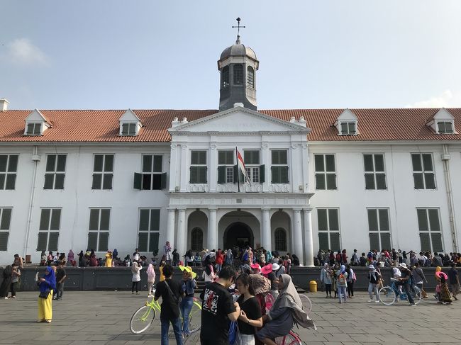 現地滞在二日の弾丸ジャカルタ旅行です。目的はジャカルタのチャイナタウンを見に行くこと。インドネシア華人の暮らしを見ることでした。二日のうち一日は華人ウォッチング、もう一日はジャカルタ観光をしてきました。今回はジャカルタ観光編です。