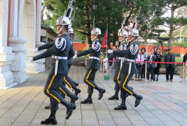 2020新春、台湾旅行記11(3/14)：1月7日(2)：台北、忠烈祠、衛兵交代儀式、龍山寺、山門、人工滝、本堂