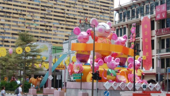 2020年旧正月（春節）のシンガポール、チャイナタウンです。<br />チャイナタウンMRT駅からBuddha Tooth Relic Temple（新加坡佛牙寺龍牙院）に向けてぶらり歩きします。