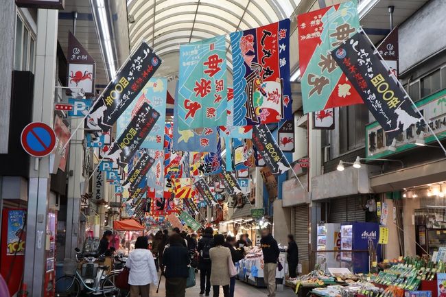 一度は訪れてみたいと思っていた「魚の棚商店街」。<br />年末には色鮮やかな大漁旗がお目見えすると聞き、アーケード商店街好きとしては、いても立ってもいられず行って来ました！