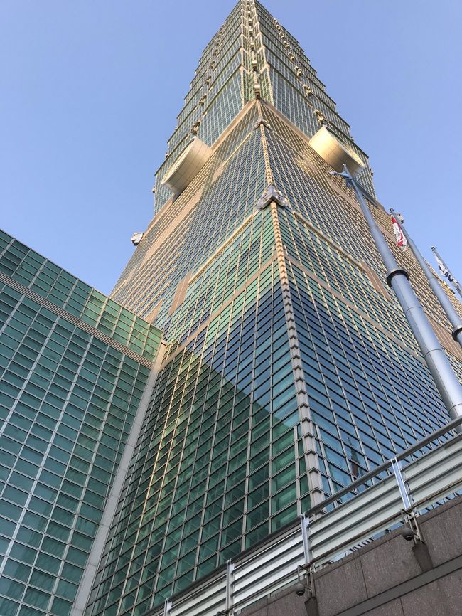 台北一人旅2泊3日の2日目です。<br />2日目は、故旧博物館、台北101などをめぐります。2日目も朝からアクシデント。もう~聞いてくださいよぉ、いえ、お読みいただければ嬉しいです。