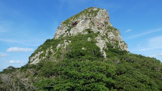 免許を持っていないので、バスとフェリーで旅します。 <br /><br />今回のメインは残波岬灯台と伊江島の城山。<br />どちらも360度の絶景を楽しむことができます。<br /><br /><br />・行程<br />07:05 若松入口 バス → 読谷バスターミナル \1060<br />08:20 読谷バスターミナル 空港リムジンバス → ロイヤルホテル残波岬 \190<br />残波岬付近を散策。灯台 \200<br />09:40 ロイヤルホテル残波岬 空港リムジンバス → ホテルムーンビーチ \510<br />10:20 タイガービーチ前 リゾートライナー → 名護市役所前 \1000<br />昼食<br />12:14 第一宮里 バス → 本部港 \580<br />13:00 本部港 フェリー → 伊江島 \1,390(往復)<br />13:35 伊江港 バス → 真謝入口 \250<br />徒歩で湧出、城山を巡る<br />16:00 伊江島 フェリー → 本部港<br />17:10 本部港 フェリー → 那覇港 \1,990