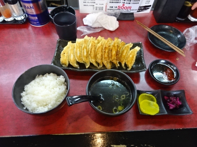 嫁が絶景を見たいと言うので、中田島砂丘へご案内しました。<br />もちろん他の観光も抱き合わせました。<br />中田島砂丘、中学校1年生の遠足以来、40年ぶりです。<br />当時はなんとも感じませんでしたが、今回、感動しました。<br />これも40年の月日による感性のおかげですかね。<br /><br />表紙は浜松で開催される「G1餃子王座決定戦」の初代王者豚猿の餃子定食「大」です。浜松ICより5分余りのお店です。<br />餃子16個で1000円という格安!<br />嫁は浜松餃子などで昼間から中ジョッキ2杯、娘も酎ハイ1杯、飲みました。<br />家族孝行できたでしょうね。