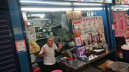 シンガポールで3泊!おいしいものを詰めこんできました。おなかもこころもいっぱい!<br /><br />二日目は……朝からおいしいラウンジご飯を控えめに…控えめにいただき、その後ホーカーズでモリモリ食べ、帰巣本能のようにラウンジに戻るという一日でした。<br />何食べてもおいしいねぇ。でも一番の感動は……<br /><br />オレンジジュース!!!!!
