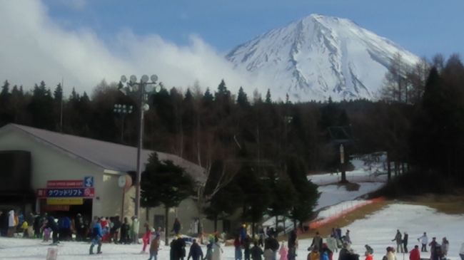 冬が来た~!雪山が俺を呼んでいる~!スキーに行くぞ~!⛷<br />とばかりに旦那様はスキーシーズンになると行きたい気持ちが止められないようで休日になるとウズウズしてくるようです。<br />しかし若い頃とは違って毎週遠出をするには気力も体力も衰えて来ています・・・。<br />それでもスキーをしたい!と切望する旦那様が考えたのは、近場で日帰りスキーをするゾー!<br />自宅から1時間程の所にある天神山スキー場に行ってスキーする事にしました!<br />ネットでワンシーズン10時間使えるリフト券を購入して行きました。<br />たったの10時間ー?と思われるでしょうが、2時間滑れば十分!なお年頃になってしまいましたので、ムリせず体力の続く限り楽しめれば満足でして・・・。<br />とは言え、今シーズンは暖冬で雪不足!<br />年末のスキーもそうでしたが、あれから1か月経ちましたがあまり雪は増えていないようで・・・。<br />本当に今年はおかしい!<br />大丈夫か~?地球~?(;´д`)