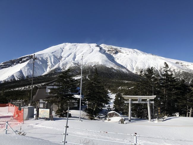 今シーズンは雪が無い！開いてるゲレンデは降雪機でなんとか凌いでる様子。しかも混む。<br />どこで滑ればいいんだ…。<br />で、日帰りでは辛いから普段は避けてる御嶽山まで行くことに。<br />雪はあったけど少ない～(＠_＠;)<br />でも快晴だったので、楽しく滑りました。