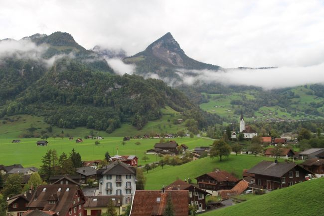 2019年秋、成田からスイス航空でチューリッヒに直行し、主に山岳地帯を中心に鉄道利用の旅を30日間楽しみしました。シャモニーを含めフランスのストラスブールとイタリアのモンツァ/ベルガモに脱線訪問もしました。<br />旅程の概略です。<br />★ 9月19日 スイス航空でチューリヒへ。チューリッヒ空港泊。<br />★ 9月20~22日 アンデルマット泊。<br />★ 9月23~25日 バーゼル泊。<br />★ 9月26~28日 シャモニー泊。<br />★ 9月29~10月1日 ツェルマット泊。<br />★ 10月 2~ 5日 インタラーケン泊。<br />★ 10月 6~ 7日 チューリッヒ泊。<br />★ 10月 8~10日 サン.モリッツ泊。<br />★ 10月11~12日 モンツァ泊。<br />★ 10月13~15日 ルツェルン泊。<br />★ 10月16日 チューリッヒ空港から成田へ。<br />スイスは鉄道料金が高いという事で、スイス.トラベル.パス.フレックス15日とスイス.ハーフ.フェア.カードを用意しました。最初は、ハーフ.フェア.カードで充分かなと思いましたが、よくよく調べていくとトラベル.パスの方が割安だと分かり結局二つとも買う事になりました。これらのスイス.パスは、ポスト.バス、主要都市の交通機関、ロープウェー、ケーブルカー、博物館などが無料や割引になります。<br /><br />この18回目の旅行記は、インタラーケンからルツェルン経由でチューリッヒに移動した記録です。