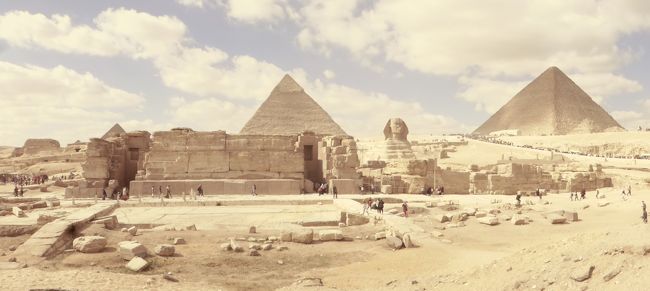 エジプト観光【ダイジェスト編】<br />フォートラベルのトラベラーページで行きたい場所にあげていて残されているのはエジプトとトルコとなってきました。<br />いずれも行くのには躊躇していたので後回しになっていました。<br />今回はその内の一つエジプトに行きピラミッドを見る事にしました。<br />今回の旅はJTBネットツアー・現地で係員が案内する　マイセレクト<br />「専用車・専用日本語ガイドによる送迎、観光でゆったり安心!　満喫カイロ６」に参加です。<br />初日からリアルタイムで投稿をしてまいります<br />旅程です<br />1/28(火)13:34 ＪＲ日豊線・杵築駅　ソニック32号　博多駅 15:28着　福岡にて二泊<br />1/30(木)15:00 福岡空港発　JL318便　羽田空港　16:35着<br />　　　　17:21 羽田空港発　京急空港線エアポート急行　京成高砂乗換　成田空港第２ビル　19:27着<br />　　　　23:00 成田空港発　EK319便　ドバイ国際空港へ<br />1/31(金) 05:27 ドバイ空港着トランジットでドバイ空港で二時間半待ち <br />　　　　08:10  ドバイ空港発 EK0927便でエジプト・カイロへ<br />　　　　10:27  カイロ空港着 ツアー客は一人だけで現地のツアー会社スタッフと合流しエジプト旅行スタート<br />　　　　　　　本日はデカッタムの丘、モハメド・アリ・モスク、エジプト考古学博物館、ランチ、ハンハリーリ市場<br />　　　　19:30  ピラミッズ　パーク　リゾート　カイロにチェックインまでです　　ホテルのツタンカーメンを表紙に　<br />2/1(土)　08:00  ホテル出発　ジェセル王のピラミッド、サッカラの絨毯スクール、ギザの三大ピラミッド、スフィンクス<br />　　　　　　　 海鮮ランチ、ガラス工芸のお店、パピルスのお店、ホテルで夕食<br />2/2(日)　09:00  ホテルをチャーターしたタクシーで出発　オールドカイロを散策<br />　　　　　　　 オールドカイロバザール、聖バルバラ教会、ベン・エズラ・シナゴーグ、聖セルギウス教会、<br />　　　　　　　 聖ジョージ教会、マリ・ギルギス教会、地下鉄マリ・ギルギス駅、コプト博物館、<br />　　　　　　　 エル・ムアッカラ教会、ローマ時代の塔、水道橋、ナイル川<br />2/3(月)    08:00  ホテルのブッフェ朝食　今日はチェックアウトしカイロ空港に移動して帰国だけです<br />　　　　 15:00  ホテルに現地のツアーガイドのお迎えでカイロ空港へ<br />　　　　 16:00  カイロ空港到着<br />　　　　 19:20  カイロ空港発 EK924便　ドバイ国際空港へ<br />2/4(火)　00:50   ドバイ国際空港着　トランジット<br />　　　　 02:55   ドバイ国際空港発 EK318便　成田空港へ<br />　　　     17:00　成田空港着