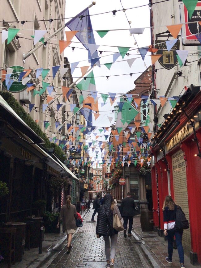 仕事がオフなのでゆっくりイギリス行ってみよう!<br />ならついでに初めてのアイルランドにも行ってみよう!そしてついでにもし勇気が出たらBS NHKに出てた駅ピアノ触ってこよう…と格安ライアンエアや鉄道を使って一筆書き風の旅をしてきました。<br /><br />ダブリン3泊で市内観光したり日帰り現地ツアーで北アイルランドに行ったりしたあとライアンエアでスコットランドのエジンバラ に移動しています。<br /><br />ダブリンで見てきたところ<br />・メリオン広場<br />・アイルランド国立美術館<br />・ナショナルミュージアムオブアーキオロジー<br />・ケルズの書<br />・コノリー駅(駅ピアノ)<br />ほかいろいろ<br /><br />ダブリン発の現地ツアー<br />・ジャイアンツコーズウェイ<br />・ダークヘッジズ<br />・ベルファスト<br /><br />ダブリン発のゲームオブスローンズ ロケ地巡りツアー<br />・トリーモアフォレスト<br />・ウィンターフェル(!)<br />・インチアビー