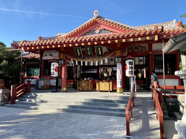2020年やえやまじろうの沖縄旅行生活がスタートしました。<br />改めて今年もよろしくお願いします。<br />さてさて今年の第一弾は、旧正月の那覇です♪<br />タイトルのとおり...気温26℃まで上昇した那覇を散策することになりました(汗)<br />うりずんを通り越して、まさに初夏の陽気でした。冷房嫌いなやえやまじろうですが、夜はホテルでクーラーの電源を入れていましたね(汗)<br />オーストラリアの森林火災やコロナウィルスの蔓延など、自然環境の激変が恐ろしい今日この頃です。<br />ご承知のとおりだと思いますが。コロナウィルスの影響で、春節にも関わらずアジア圏、特に中国の方がとても少ない状況でした。ホテルも静かで(汗)とても滞在しやすい状態でした☆<br />今回はゆいレール路線延長後初乗車となりましたので、石嶺駅まで遠征して大好きな沖縄そばの名店「御殿山うどぅんやま」本店までお出掛けしまたよ♪<br />