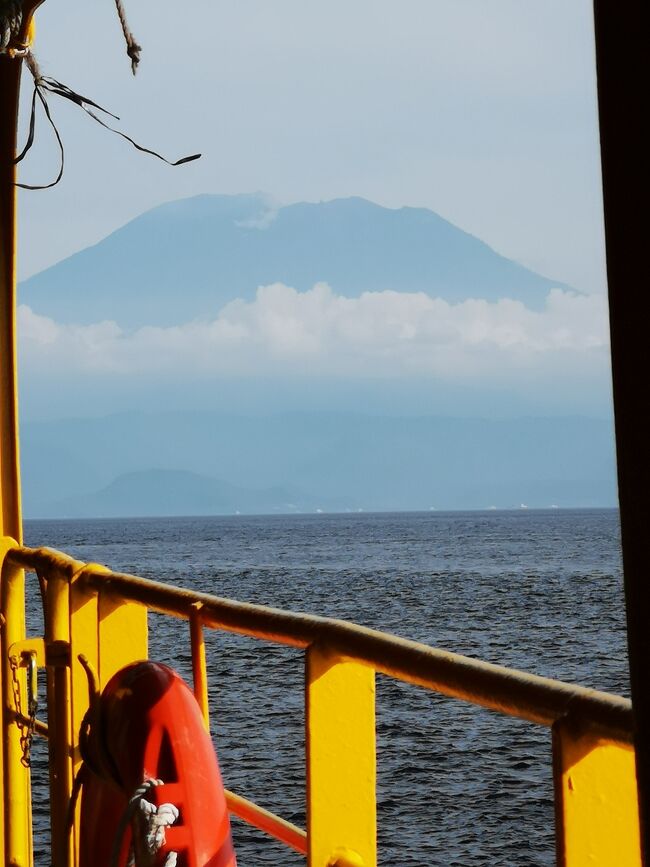 わあ　アグン山が綺麗に見えています。<br />プニダ島からの公共フェリーから撮影。<br />今回の旅のメインイベント（う～ん大げさ）です。<br />https://www.indonesiaferry.co.id/<br />そしていつかは乗りたい<br />ロンボク（レンバル港）⇔パダンバイ航路4～5時間<br /><br />郷に入りては・・・っということで、<br />一期一会　インドネシアの皆さんとの交流も目的です。<br /><br />あっ　まうまうです、訪問ありがとうございます。<br />「いいね」も「フォロー」も大感激(*&#39;▽&#39;)でございます。<br />個別に御礼できずにすみません。<br />今日は、片道所要約１時間、価格はなんと<br />１人31,000Rp（250円）(@￣□￣@;)<br />ローカル流を目指す時間のある旅行者さんにのみお薦め公共フェリーに乗船してきました。<br />チープでディープ！まうまう目線でお届けします。(*^-^*)<br />込み入ったことはフェイスブックまたはMessengerでお願いします。<br /><br />現在、パダンバイ⇔プニダ（ブユック）の単純往復の高速船の運航はされていません。プシンガハン（クサンバ）⇔プニダになるそうです。<br />片道150,000Rp<br />プニダ⇔ギリの高速フェリーはトヨパケからあるそうです。確認してみてください。<br /><br />プニダ島東側の様子はこちらから<br />https://4travel.jp/travelogue/11591559<br /><br />まうまうのバリ島ヘビーリピート中（キャリア編）<br />https://4travel.jp/travelogue/11131302<br />まうまうのバリ島ヘビーリピート中（ホテル編）<br />https://4travel.jp/travelogue/11596824<br />
