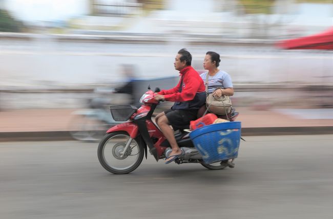 ラオス日記の表紙写真は「二輪車系」でまとめてみます。<br />急げ~‥夕飯!<br /><br />ラオス内を9泊10日で巡ろうという「バックパッカー風」旅は、ルアンパバーンで2泊した後、船でしか行けないという「ムアンゴイ」に到着。全ては順調。 <br /><br />やれば出来るじゃん!<br /><br />動画で全体像<br />https://youtu.be/UDNJQ8tWs7I<br /><br />