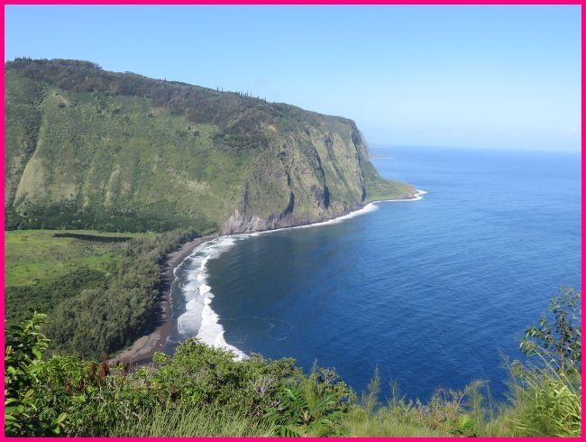 ハワイ島には何度も滞在して、島を何周も巡りました。毎回違った表情を見せてくれるハワイ島は様々な魅力に満ち溢れていました。<br /><br />この日は「もっと魅せたい　島一周ツアー」に参加して大好きなハワイ島を巡りました。<br />ロコモコ、マラサダ、ビッグアイランドキャンディーズ、コナコーヒー等々を食べながら、<br />キラウエア火山、ワイピオ渓谷、アカカの滝、プナルウ黒砂海岸などのハワイ島の定番スポットを一日で、朝から晩までたっぷり時間をかけて周ってしまおうという欲張りなツアーでした。<br />顔見知りのほのぼのガイドさんと巡る楽しい一日でした。<br /><br />前編ではカウボーイの町ワイメアの近くにあるＴＥＸドライブインで名物マラサダを食べた後、カメハメハ大王が幼少期を過ごした王家の谷、ハワイアンの聖地ワイピオ渓谷を訪れます。