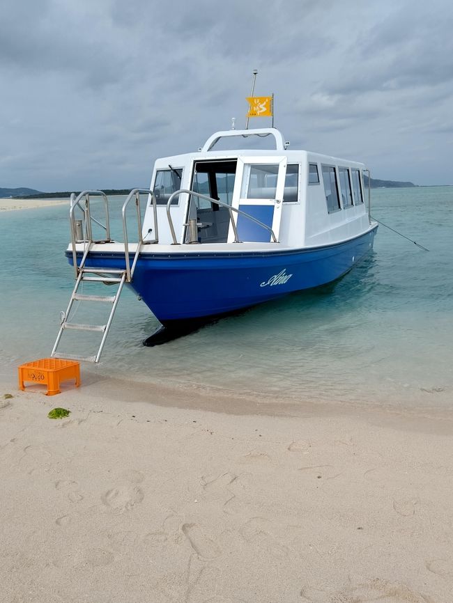 久米島から船で　″ はての浜 &quot; へ行った。<br /><br />そこは白い砂浜と海だけの無人島だった。