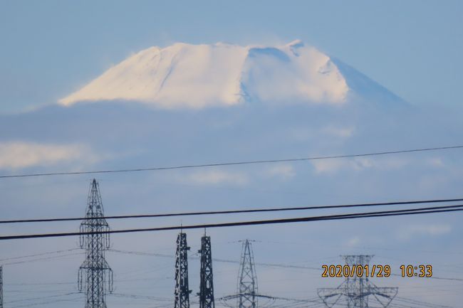 1月29日、南岸低気圧による異常な積雪や豪雨が去った後、午前10時30分過ぎにふじみ野市より雲がかかった富士山が見られました。真っ白な富士山でした。　昼頃には雲は完全に取れて美しい富士山が見られました。<br /><br /><br /><br />＊雲がかかった富士山