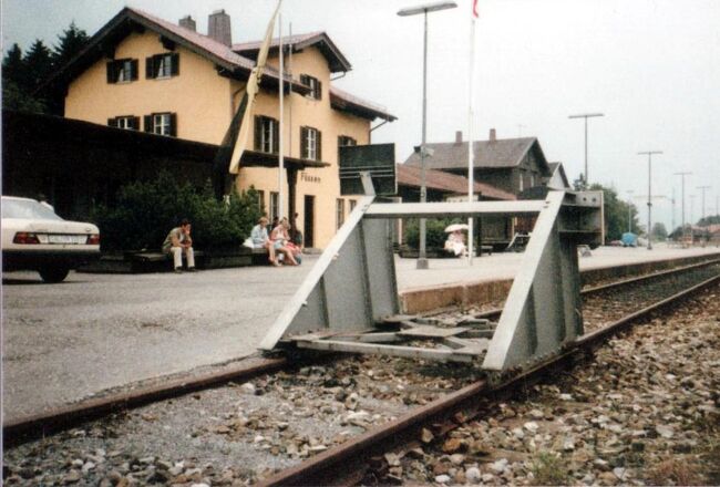 7月 7日から 31日までユーレイル・パスで<br />一切予約なしの 3週間の鉄道旅行。<br />2回目のブレゲンツの次は<br />ノイシュバンシュタイン城を見るため<br />ドイツに向かう。 オーストリアには行ったが<br />どうもドイツ語圏は苦手で避けてきた。<br />過去にパリに行ったときフランクフルト経由の<br />トランジットで短時間の1泊をしたことはあるが、<br />ドイツは初めてみたいなもの。 <br />一緒に行く予定だった友人が<br />ノイシュバンシュタイン城に行きたいと<br />言っていたので、写真だけ撮ってきてやろうと<br />やってきたのだが…<br />今回初めての人の群れに辟易し、<br />逃亡者のように(?)ドイツを去った。<br />(だから今回は写真も少ない)<br />写真はノイシュバンシュタイン城最寄り駅、<br />というか終点の Füssen 。<br />いかにも最果ての駅のような感じ