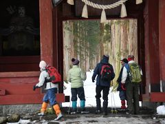 パワースポット“霊山戸隠”へはスノーシューで