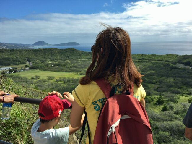 息子の6歳の誕生日をハワイで迎える今回の旅行。<br /><br />幼稚園最後のバースデー旅行は、<br />2019年5月に就航したフライングホヌに乗ってみたく、行先はハワイに決まりました。<br />我々、4年ぶりのハワイになります。<br /><br />前回とは違い、息子も一緒に出掛けられるようになったので<br />今回はダイヤモンドヘッド登山にも挑戦してみました。<br />ダイヤモンドヘッドから見る空と海はとても魅力的なものでした。<br /><br />ビーチやプールで遊び、たくさん買い物をして、<br />大人も子供も大満足な毎日を過ごしてきました。<br /><br /><br />今回宿泊するホテルは<br />《ザ ロイヤルハワイアン ラグジュアリー コレクション リゾート ワイキキ》。<br />前回隣のシェラトンに泊まった時からピンクのホテルが気になっていて、<br />ワイキキ中心街のど真ん中にあり、どこに行くにも何をするにも便利なホテルなことと、我々の重要なポイントのプールがロイヤルハワイアンとシェラトンのプール2箇所が利用できるということで<br />こちらのホテルに決めました。