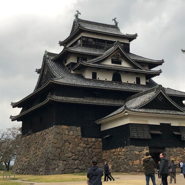 2020/1/22-23 広島出張の後、そのまま1/24に休みをもらって<br />1/24(金) (初の島根県)<br /> 出雲大社参拝<br /> 松江城<br /> (初の鳥取県)皆生温泉<br />1/25(土)<br /> 足立美術館<br /> 境港 妖怪を探して徘徊<br />1/26(日)<br /> 鳥取砂丘<br /> 寝台特急 サンライズ出雲に乗車<br />1/27(月)<br /> 早朝 横浜着<br />と旅してきました。この旅行記の第3弾は出雲大社を参拝した後から、松江を観光し、皆生温泉で宿泊するまでです。