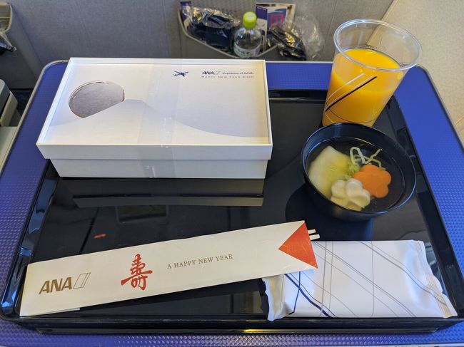 ANA1710便 札幌7:30→大阪(関西)9:50<br />念願のプレミアムクラス搭乗です。<br />まっすぐ東京に帰ってもいいのですが、羽田行きのチケットが高かったので色々探していたところ、こちらのプレミアムクラスが約29,000円で購入できたため、思いきって購入しました!<br /><br />お正月ということもあり、機内食はおせちでした。
