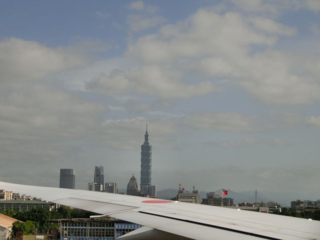 2018.5ゴールデンウィーク明けの台北ひとり旅記録です。<br />子供たちも独り立ちし旦那も多忙、更年期を吹っ飛ばすにはひとり旅が有効と気づき始めました、この頃から。<br />行き場所決め、あれこれ計画して、ドキドキしながらのひとり旅は緊張するものの達成感でやみつき・・<br />ひとり旅の為に体調管理、日常生活に気を付ける。<br />今や、ひとり旅が生きがいになってきました。<br /><br />初夏の台北と九分・鶯歌をきままに4泊5日おばさん女子旅<br /><br />1日目 羽田-台北松山空港 15時過ぎ到着<br /> ゴールデンチャイナに4泊<br /> 定番の占いに足つぼマッサージ<br /><br />2日目 バスで九分へ<br /> 台北101<br /> 定番かき氷<br /><br />3日目 小籠包のランチ高記<br /> バスで故宮博物館<br /> 龍山寺 小鳥占い<br /> 松山文創園 統一百貨店<br /><br />4日目 永康街 小籠包 <br /> 電車で鶯歌<br /> 永康街 天津葱 餅<br /> 足裏マッサージ<br /> ひとり鍋<br /><br />5日目 永康街で最後のB級グルメ<br /> 台北松山空港―羽田<br /><br /> <br /><br />